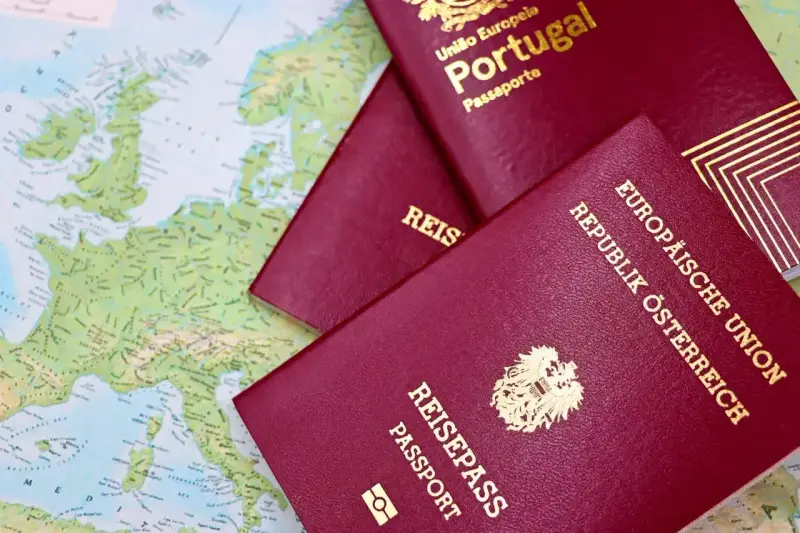 Paszporty Portugalii i Austrii leżą na mapie Europy. Planujesz podróż i zastanawiasz się, czy Bułgaria jest w Schengen?