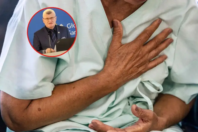Lekarz omawia objawy grypy wariant K. Pacjent trzyma się za klatkę piersiową, odczuwając dyskomfort.