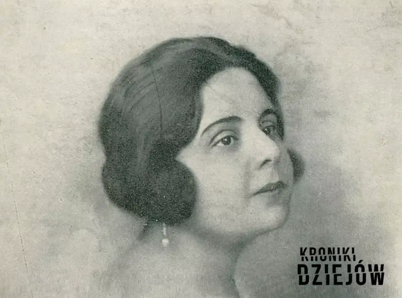 Portret kobiety z lat 20. XX wieku, z charakterystyczną fryzurą i kolczykiem. Jej życie prywatne budziło zainteresowanie.