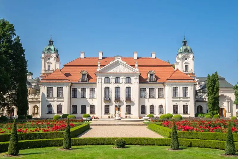 Pałac Zamoyskich zaprasza na zwiedzanie. Piękna rezydencja z ogrodem pełnym róż.