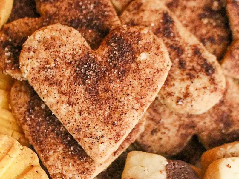 Hjärtformade kanelkakor med socker och kanel, perfekta för en mysig fika. Fredriks fika med dessa läckerheter.