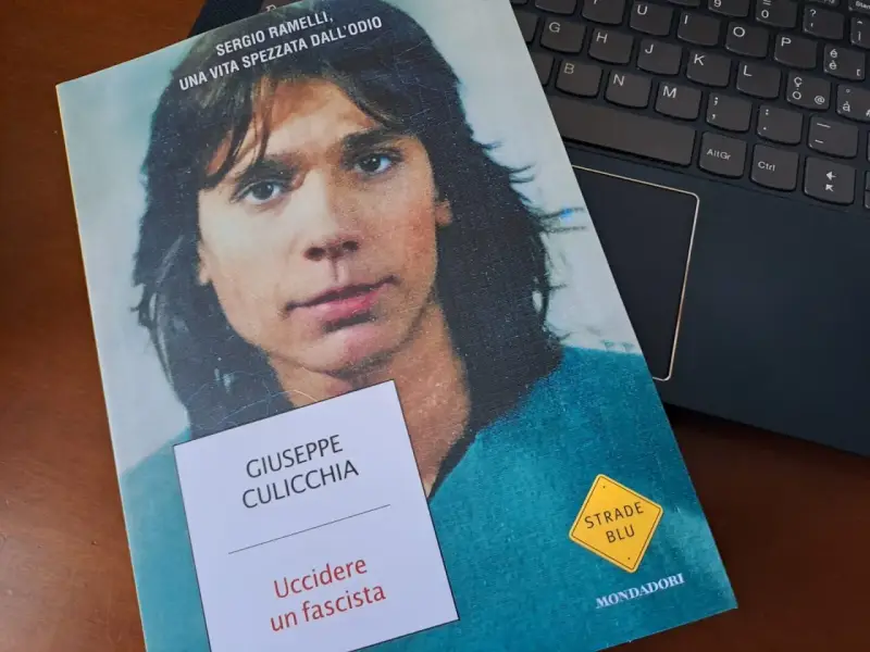Copertina del libro "Uccidere un fascista" di Giuseppe Culicchia, che narra la storia di Sergio Ramelli.