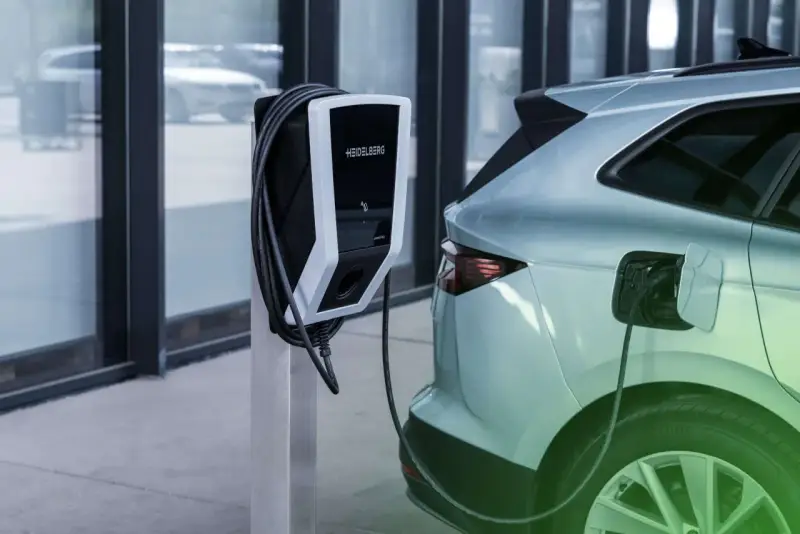 Ładowanie samochodu elektrycznego przy nowoczesnej stacji Heidelberg. Czysta energia dla przyszłości.