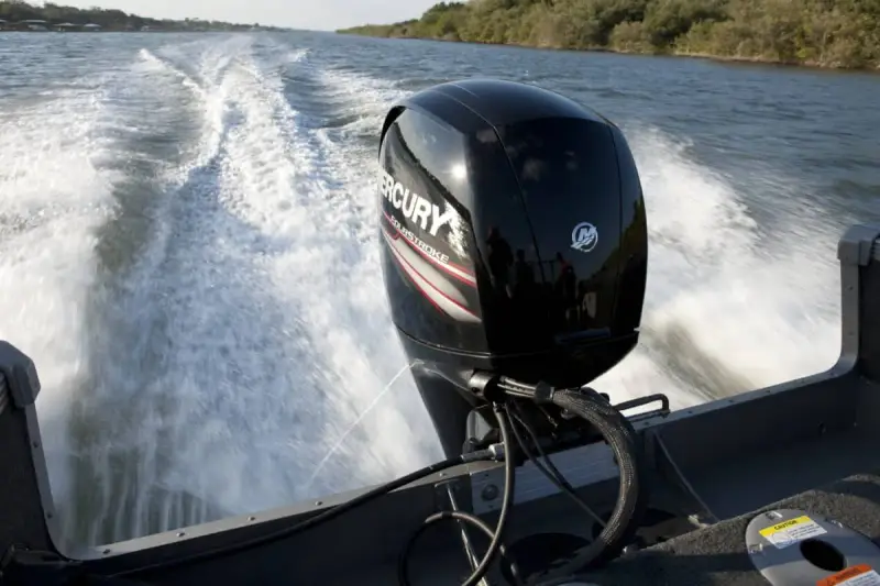 Moteur hors-bord Mercury en action, laissant une traînée d'écume. Le circuit de refroidissement moteur bateau est essentiel pour cette puissance.