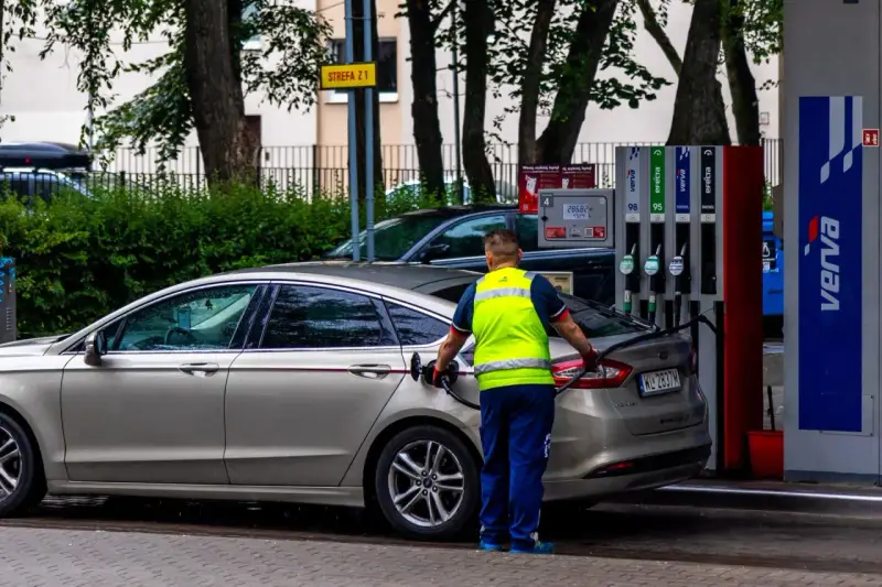 Pracownik stacji paliw tankuje samochód. Rosnące ceny paliwa to problem, który dotyka każdego kierowcę.