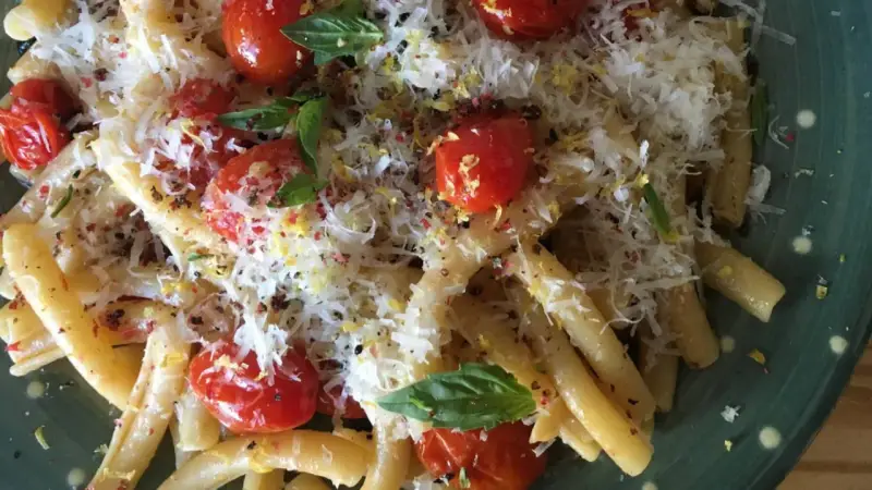 Pasta con tomates cherry, queso rallado, albahaca y ralladura de limón.