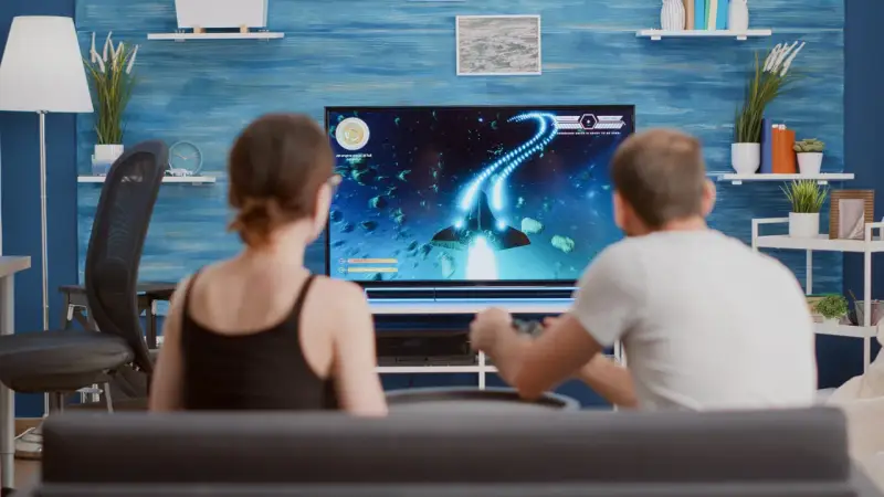 Para dowiedzieć się, ile prądu zużywa telewizor, para gra w grę kosmiczną.