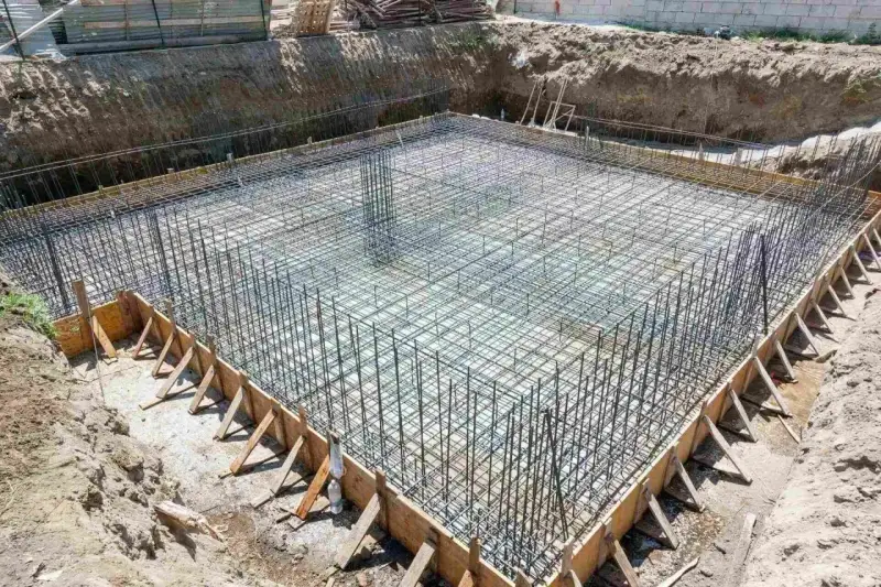 Siatka zbrojeniowa tworzy solidny fundament pod przyszły budynek.