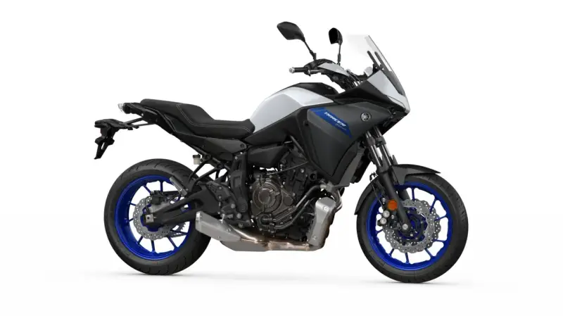 Yamaha Tracer 700 dane techniczne: sportowo-turystyczny motocykl z silnikiem CP2, czarno-biały, z niebieskimi felgami.