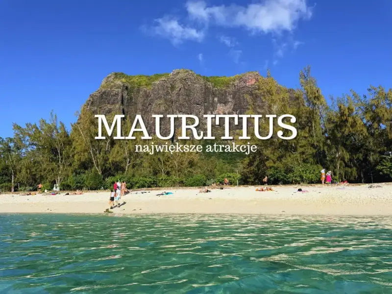 Piękna plaża na Mauritiusie, gdzie leży ta wyspa, zachęca do odpoczynku. Woda jest krystalicznie czysta, a góra w tle dodaje uroku.