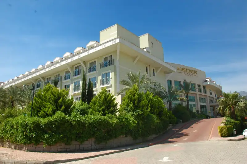 Nowe, jasne budynki hotelowe z balkonami i palmami. Wiele zieleni. Meder Resort Hotel opinie są pozytywne.