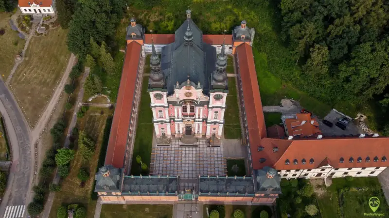 Widok z lotu ptaka na barokowy zespół klasztorny. To idealne miejsce na zwiedzanie, gdy planujesz święta lipka trasę.