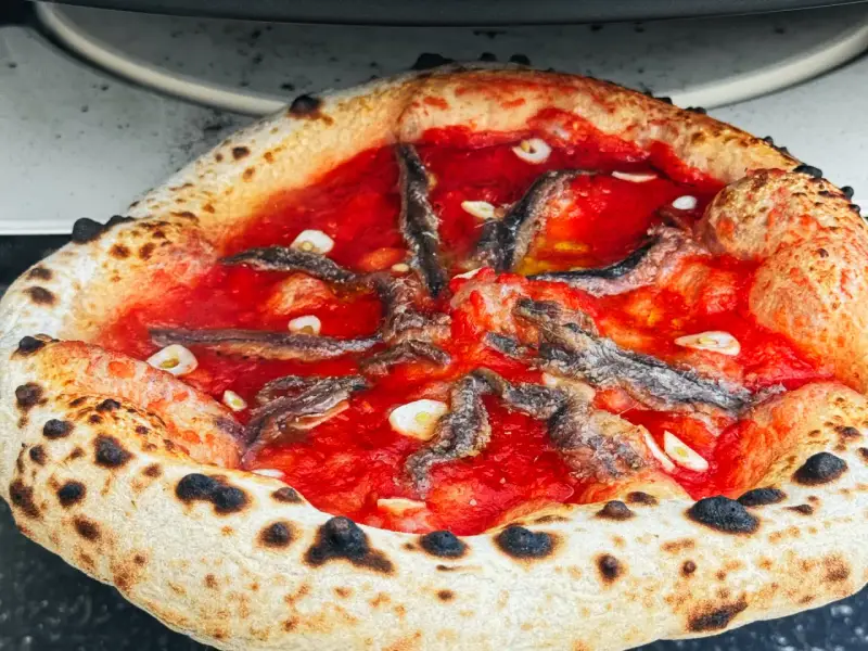 Pizza Marinara mit Sardellen und Knoblauch, ein einfaches, aber köstliches Rezept.