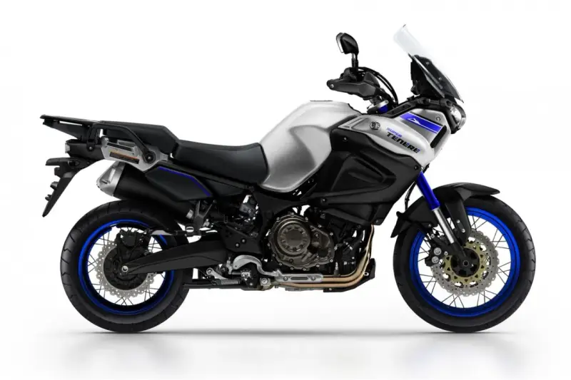Srebrno-czarny motocykl Yamaha Super Tenere 1200 z niebieskimi akcentami, gotowy na przygodę. Dane techniczne dostępne dla każdego podróżnika.