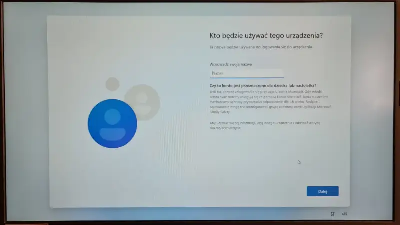 Instalacja Windows 11 bez internetu: ekran wyboru użytkownika. Wpisz nazwę, aby utworzyć konto lokalne.