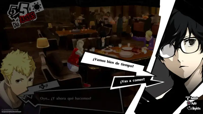 Ryuji y Ann discuten en Persona 5 Royal. El protagonista, Joker, observa. Un día de Jueves.