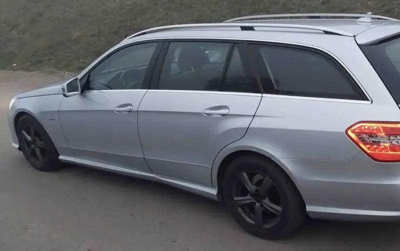 Srebrny Mercedes W212 kombi, idealny do rodzinnych podróży. Zastanawiasz się, jaki silnik wybrać?
