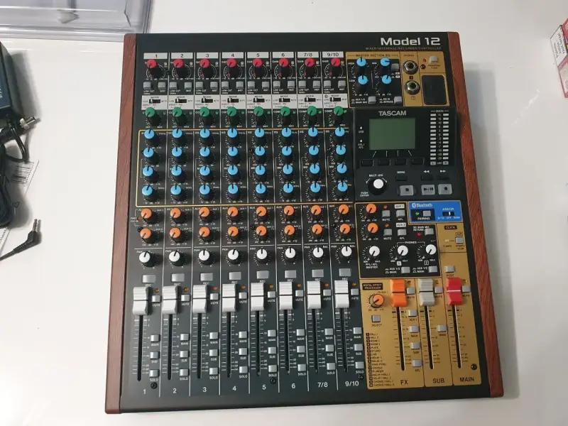Tascam Model 12 to wszechstronny mikser z wbudowanym interfejsem audio i kontrolerem.