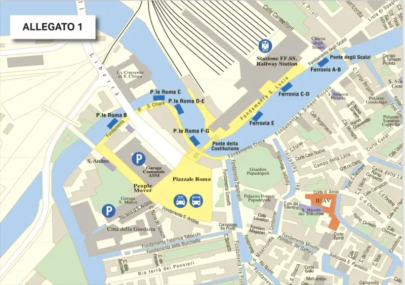Mapa Wenecji z zaznaczonymi parkingami i dworcem kolejowym. Idealna do zaplanowania zwiedzania Wenecji w jeden dzień.