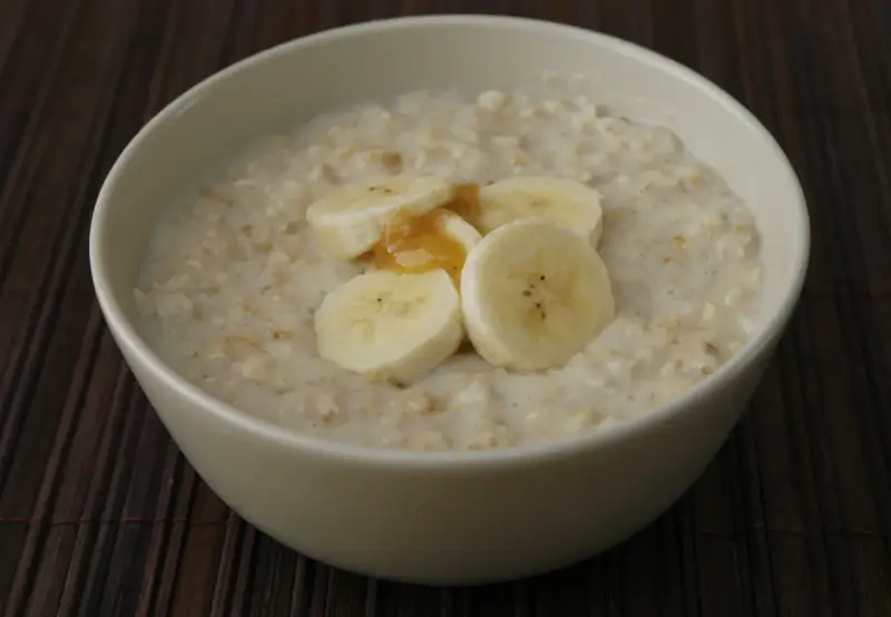 Un tazón de avena cremosa con rodajas de plátano y miel. Dicen que la papilla engorda a los adultos, pero esta parece deliciosa.