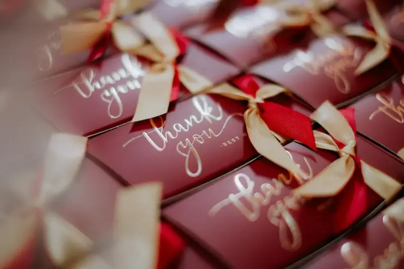 Eleganckie pudełka z napisem "thank you", idealne jako podziękowanie dla gości weselnych lub jako upominek dla gospodarzy domówki.