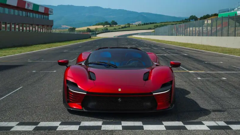 Czerwone Ferrari Daytona SP3 na linii startu toru wyścigowego, gotowe do przekroczenia mety.