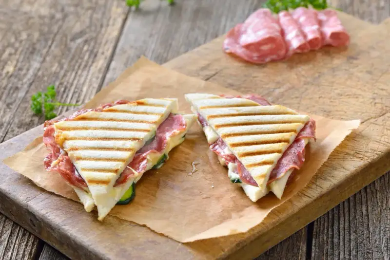 Dwa pyszne, grillowane panini z salami i serem, idealne na szybki lunch. Co to panini? To właśnie takie cuda!