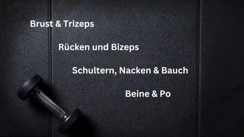 Ein Hantel liegt auf schwarzem Untergrund. Text zeigt einen 4er split trainingsplan: Brust & Trizeps, Rücken und Bizeps, Schultern, Nacken & Bauch, Beine & Po.