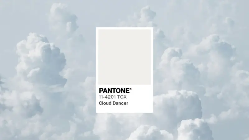 Kolory roku Pantone: delikatny odcień Cloud Dancer na tle błękitnych chmur.