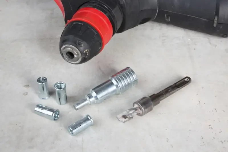 Outils pour retirer cheville à frapper béton : burin, mandrin et chevilles.