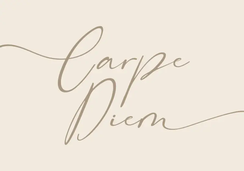Napis "Carpe Diem" wykonany elegancką, beżową kursywą na jasnym tle.