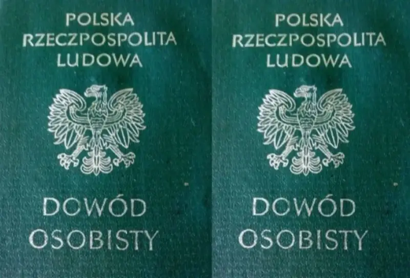 Dwa zielone okładki dowodów osobistych PRL z orłem. Bezterminowy dowód osobisty, dokument tożsamości.