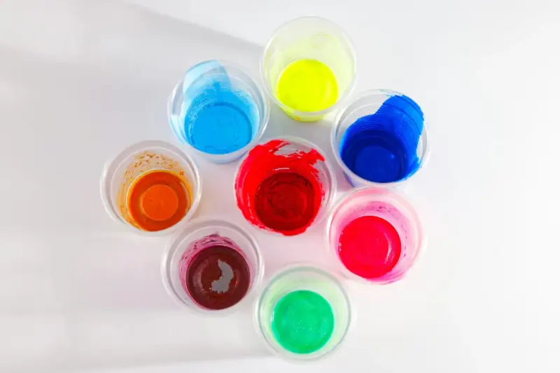 Kolorowe farby w kubeczkach, idealne jako farba do plastiku na zewnątrz. Odcienie czerwieni, niebieskiego, zieleni, żółci, pomarańczu i różu.