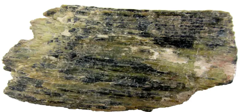 Szarozielony, włóknisty minerał z czarnymi wtrąceniami, przykład rzadkich minerałów.