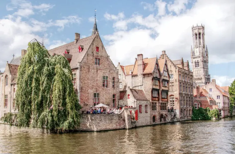 Bruggia, Belgia: malownicze kanały i zabytkowa architektura. Ciekawe ciekawostki o Belgii czekają na odkrycie!