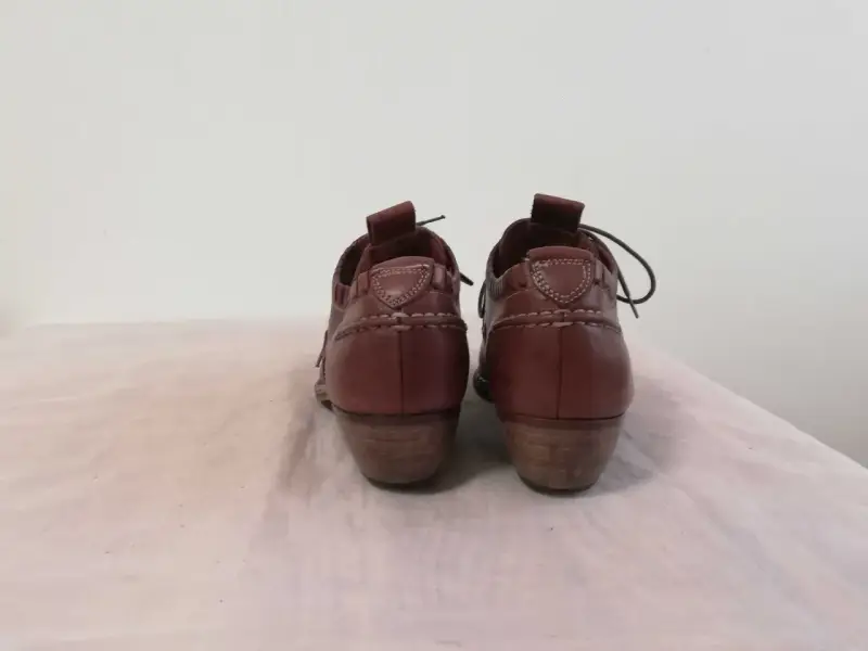 Brązowe, skórzane botki na niskim obcasie. To buty marki Pikolinos, znanej z wysokiej jakości i komfortu.