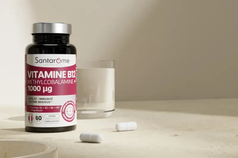 Bouteille de vitamine B12 Santarôme, 1000 µg, avec un verre de lait et des gélules. Idéal pour la vitalité et le système nerveux.