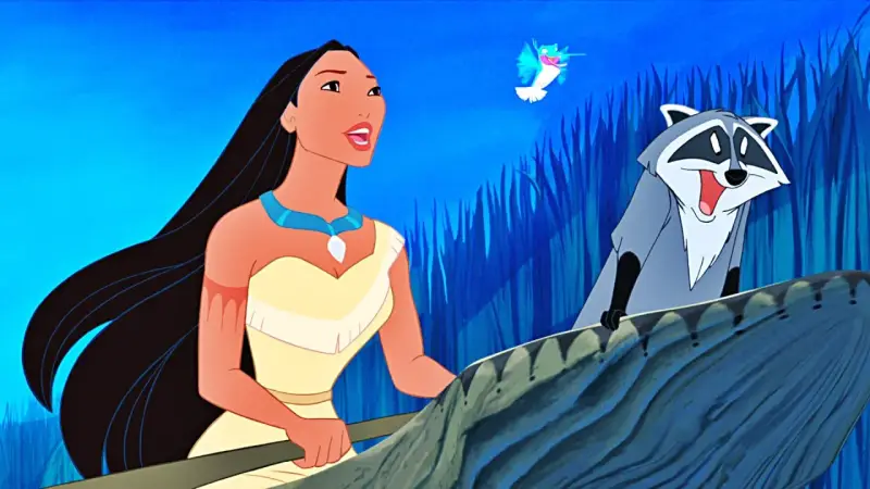 Pocahontas i jej przyjaciel Meeko w łodzi, jak w klasycznych bajkach Disneya. Kolorowy ptak lata nad nimi.