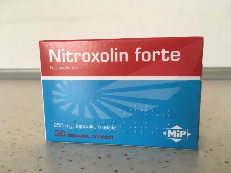 Opakowanie leku Nitroxolin forte, zawierające 30 miękkich kapsułek po 250 mg.
