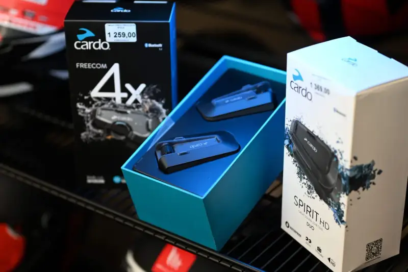 Zestawy interkomów Cardo Freecom 4x i Spirit HD. Dowiedz się, co to jest interkom i jakie ma funkcje.