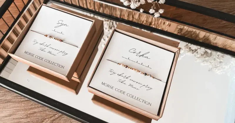 Bransoletki z kodem Morse'a dla przyszłej mamy: "Syn" i "Córka". Idealny pomysł co na baby shower.