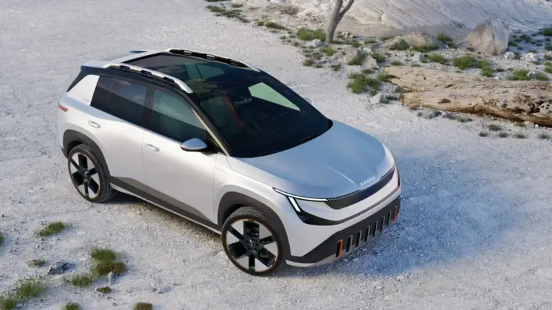 Le concept Skoda Epiq, un SUV électrique blanc, se gare sur un terrain rocailleux.
