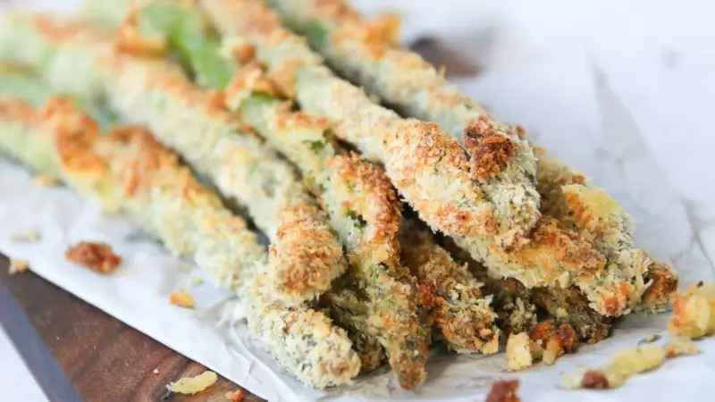 Espárragos verdes crujientes empanados, perfectos para tus recetas de esparragos verdes.
