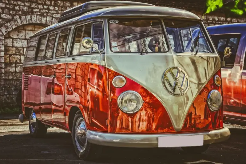 Klasyczny VW Transporter, idealny do planowania logistyki transportu i noclegu dla gości przyjezdnych.