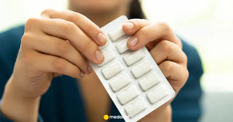 Dłonie trzymają opakowanie z tabletkami na rzucenie palenia. To pierwszy krok do wolności od nałogu.
