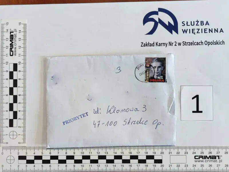 Koperta z adresem Zakładu Karnego Nr 2 w Strzelcach Opolskich. Czas dostarczenia listu zależy od priorytetu.