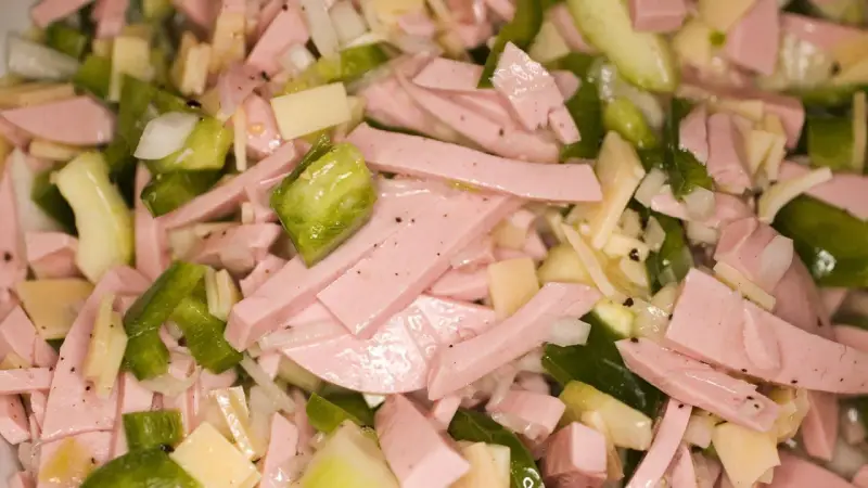 Leckerer Wurstsalat, perfekt für ein schnelles wurstsalat rezept. Mit Wurst, Käse, Paprika und Zwiebeln.