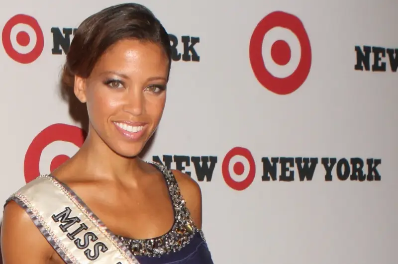 Uśmiechnięta Davina Reeves Ciara, Miss New York, pozuje na tle logo Target.