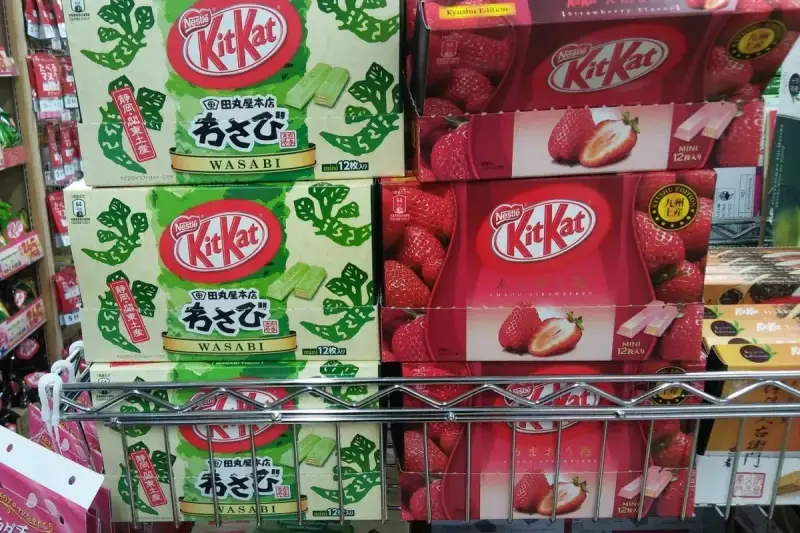 Japońskie Kit Katy: wasabi i truskawka. Idealne, by przywieźć z Japonii coś nietypowego.