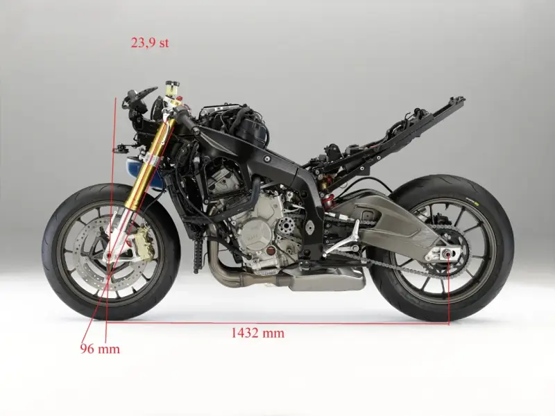 Szczegółowy widok motocykla BMW z zaznaczonymi wymiarami i kątami, ukazujący jego geometrię.